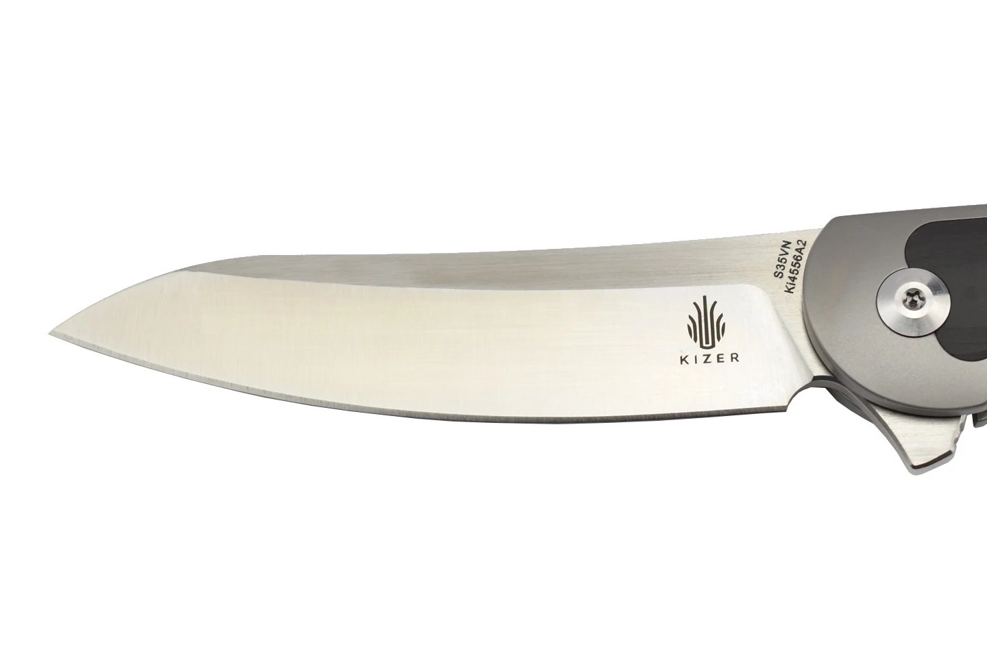 Kizer Ki4556A2 Clutch Par Carlos Elstner Lame Acier S35VN Manche Titane Et Fibre De Carbone 4 Kizer Ki4556A2 Clutch Par Carlos Elstner Lame Acier S35VN Manche Titane Et Fibre De Carbone – Image 2