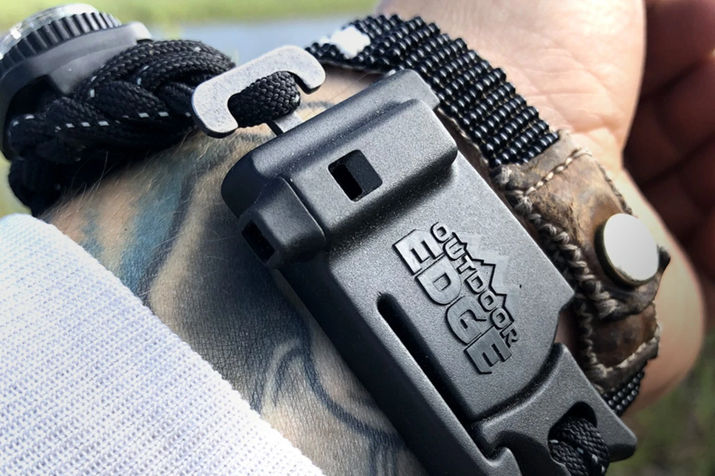 Outdoor Edge PARASPARK PSK-90C Bracelet De Survie Multifonctions Taille Large 5 Outdoor Edge PARASPARK PSK-90C Bracelet De Survie Multifonctions Taille Large – Image 3